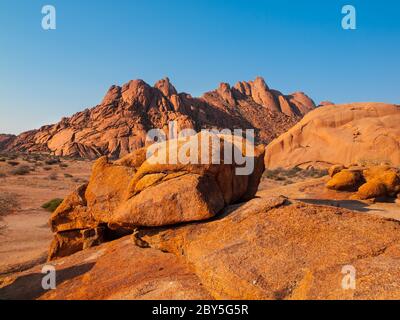 Formazioni rocciose di granito massiccio, area di Spitzkoppe, Namibia Foto Stock