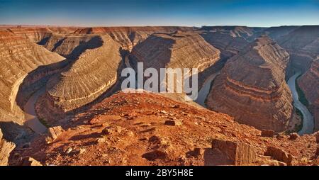 Meandri del fiume San Juan, visti dal punto di vista del Goosenecks state Park, vicino a Mexican Hat, Utah, USA Foto Stock