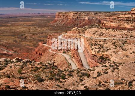 Moki Dugway (autostrada 261) tornanti a Cedar Mesa, oltre la Valle degli Dèi, porta le orecchie monumento nazionale, Utah, Stati Uniti d'America Foto Stock