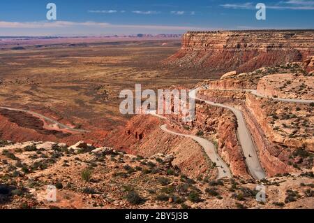 Moki Dugway (autostrada 261) tornanti a Cedar Mesa, oltre la Valle degli Dèi, porta le orecchie monumento nazionale, Utah, Stati Uniti d'America Foto Stock