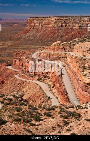 Moki Dugway (autostrada 261) tornanti a Cedar Mesa, oltre la Valle degli Dèi, porta le orecchie monumento nazionale, Utah, Stati Uniti d'America Foto Stock