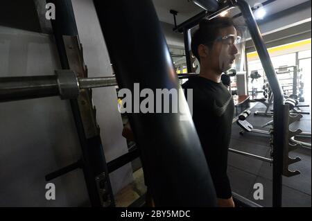 Bangkok, Thailandia. 9 Giugno 2020. Un uomo che indossa uno scudo facciale si esercita in una palestra riaperta a Bangkok, Thailandia, 9 giugno 2020. Credit: Rachen Sageamsak/Xinhua/Alamy Live News Foto Stock