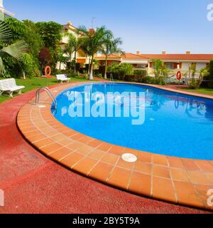 Piscina nel giardino tropicale Foto Stock