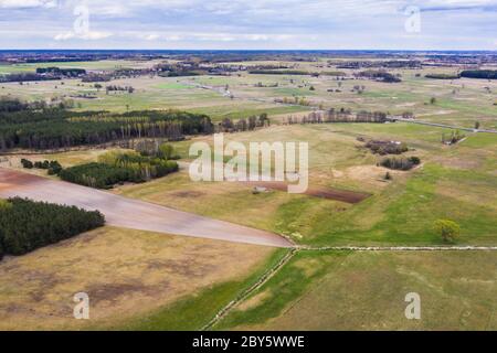 Veduta aerea su un campo intorno a Jaczew, piccolo villaggio nella contea di WGrow, Polonia Foto Stock