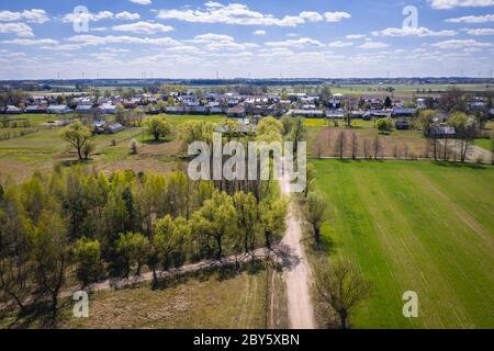 Veduta aerea nella zona rurale di Mazovian Voivodato della Polonia con piccolo villaggio Jaczew sullo sfondo Foto Stock
