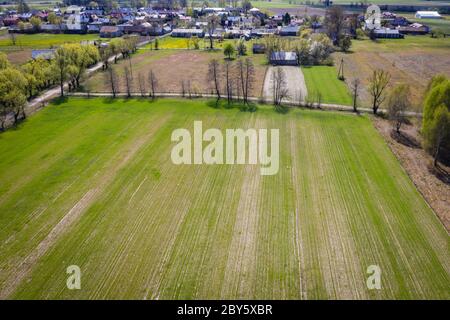 Veduta aerea nella zona rurale di Mazovian Voivodato della Polonia con piccolo villaggio Jaczew sullo sfondo Foto Stock
