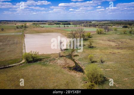 Vista aerea dei campi e dei pascoli intorno al piccolo villaggio di Jaczew nella contea di WGrow, Polonia Foto Stock