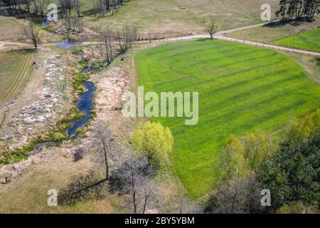 Vista aerea dei campi e dei pascoli intorno al piccolo villaggio di Jaczew nella contea di WGrow, Polonia Foto Stock