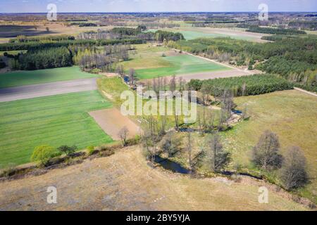 Vista aerea dei campi e dei pascoli intorno al piccolo villaggio di Jaczew nella contea di WGrow, Polonia Foto Stock