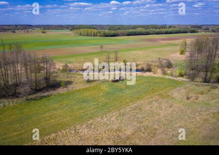 Vista aerea dei campi e dei pascoli intorno al piccolo villaggio di Jaczew nella contea di WGrow, Polonia Foto Stock