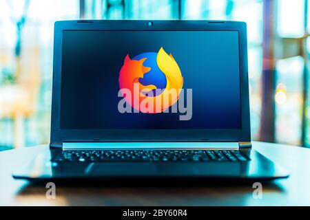 POZNAN, POL - 24 MARZO 2020: Computer portatile con logo Firefox, un browser web gratuito e open-source. Foto Stock