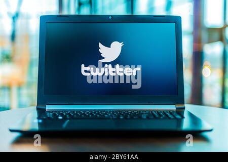 POZNAN, POL - 24 MARZO 2020: Computer portatile con logo di Twitter, un servizio americano di microblogging online e social networking Foto Stock