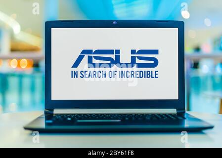 POZNAN, POL - 24 MARZO 2020: Computer portatile con logo di Asus, una multinazionale di computer e telefonia hardware e elettronica con sede centrale Foto Stock