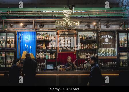 Bar nel rinnovato mercato Kozyki nella città di Varsavia, Polonia Foto Stock