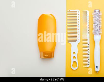 Pettine per capelli shampoo. Cosmetici per la cura dei capelli, prodotti di bellezza per il trattamento dei capelli. Strumenti per parrucchieri, attrezzature per parrucchieri per professionisti Foto Stock