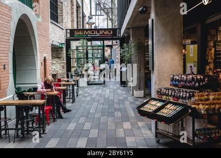 Interno del rinnovato mercato Kozyki nella città di Varsavia, Polonia Foto Stock