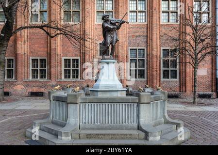 Monumento Fontana di Flisak - Raftsman di fronte al vecchio Municipio sulla Città Vecchia di Torun, Voivodato Kuyavian Pomerania della Polonia Foto Stock