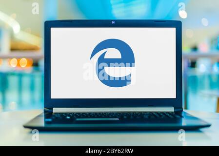 POZNAN, POL - 15 MAGGIO 2020: Computer portatile con logo di Microsoft Edge, un browser web sviluppato da Microsoft Foto Stock