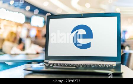 POZNAN, POL - 15 MAGGIO 2020: Computer portatile con logo di Microsoft Edge, un browser web sviluppato da Microsoft Foto Stock