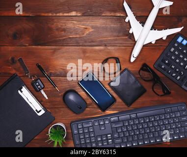 Luogo di lavoro di un uomo d'affari. Materiali di consumo per ufficio. Il concetto di freelancing Foto Stock