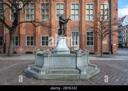 Monumento Fontana di Flisak - Raftsman di fronte al vecchio Municipio sulla Città Vecchia di Torun, Voivodato Kuyavian Pomerania della Polonia Foto Stock