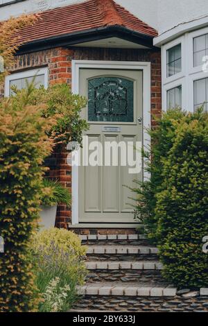 Londra, UK - 26 maggio 2020: Porta anteriore in vetro colorato di una casa edoardiana a Londra, fuoco selettivo. Lo stile edoardiano promuove un design semplice e un ap Foto Stock