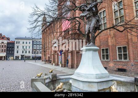 Monumento Fontana di Flisak - Raftsman di fronte al vecchio Municipio sulla Città Vecchia di Torun, Voivodato Kuyavian Pomerania della Polonia Foto Stock