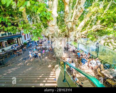 Persone al caffè all'aperto a la Petite France, medievale fiaba città vecchia di Strasburgo Foto Stock