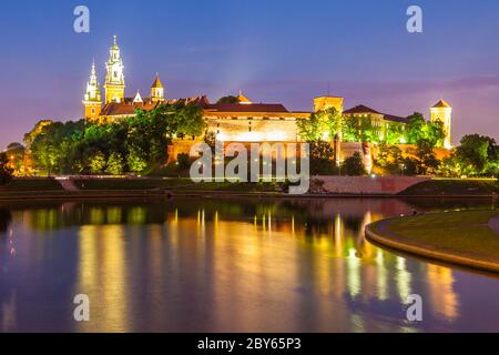 Castello di Wawel sulla collina di Wawel sopra il fiume Vistola di notte, Cracovia, Polonia Foto Stock