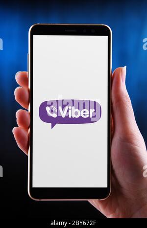 POZNAN, POL - 21 MAGGIO 2020: Smartphone con mani in mano con il logo di Viber, un'applicazione multipiattaforma per software Voice over IP e Instant messaging Foto Stock