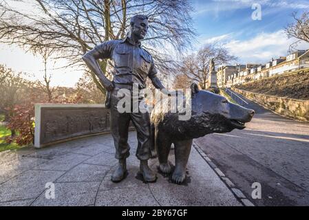 Statua di Wojtek l'Orso Soldier nel parco pubblico dei Princes Street Gardens a Edimburgo, la capitale della Scozia, parte del Regno Unito Foto Stock