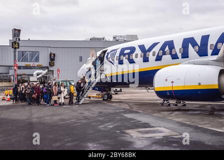 Boeing 737-8AS aereo Ryanair sull'aeroporto di Edimburgo situato nella zona di Ingliston della città di Edimburgo, Scozia, Regno Unito Foto Stock