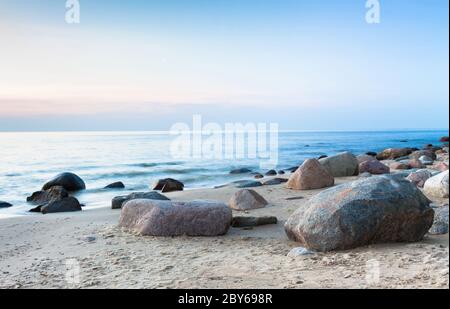 Mare Baltico. Parco Nazionale di Wolinski. Spiaggia rocciosa di fondo. Foto Stock