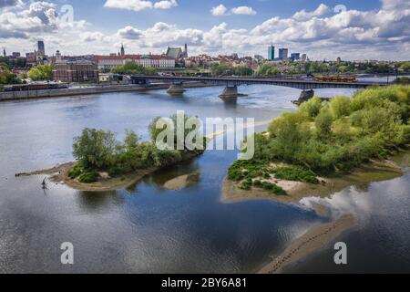 Fiume Vistola e ponte Slasko Dabrowski nella città di Varsavia, Polonia, vista con il Castello reale sullo sfondo Foto Stock