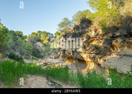 Percorso a piedi chiamato Rio Seco che va lungo un letto di fiume asciutto Foto Stock