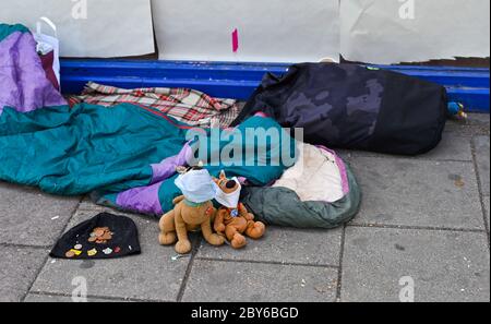 Brighton UK 9 giugno 2020 - Giocattoli che indossano maschere ad una senzatetto persone a Brighton come negozi e caffè più non essenziali si preparano a riaprire durante l'allentamento delle restrizioni di blocco nella crisi pandemica di Coronavirus COVID-19 . Credit: Simon Dack / Alamy Live News Foto Stock