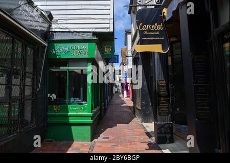 Brighton UK 9 giugno 2020 - i preparativi nella famosa zona di Brighton Lanes conosciuta per i suoi negozi di antiquariato come negozi e caffè più non essenziali si preparano a riaprire durante l'allentamento delle restrizioni di blocco nella crisi pandemica di Coronavirus COVID-19 . Credit: Simon Dack / Alamy Live News Foto Stock