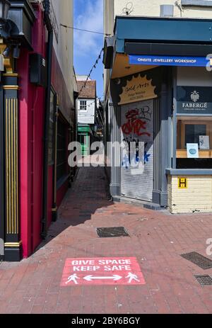 Brighton UK 9 giugno 2020 - i preparativi nella famosa zona di Brighton Lanes conosciuta per i suoi negozi di antiquariato come negozi e caffè più non essenziali si preparano a riaprire durante l'allentamento delle restrizioni di blocco nella crisi pandemica di Coronavirus COVID-19 . Credit: Simon Dack / Alamy Live News Foto Stock