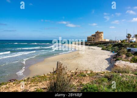 La torre Horadada costruita nel 1591 sulla spiaggia di Pilar de la Horada, Spagna. Foto Stock