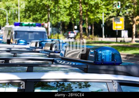 Luci blu di emergenza sulla parte superiore delle auto della polizia tedesca Foto Stock