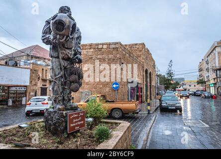 Statua di spugnosa tuffatore nella città di Batroun nel nord del Libano e una delle città più antiche del mondo Foto Stock