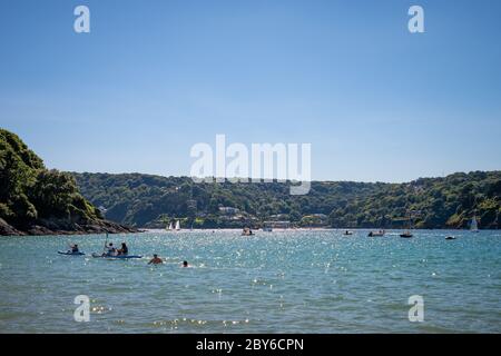 Salcombe, Devon, Regno Unito. La gente gode di una giornata estiva nell'estuario di Kingsbridge. Foto Stock