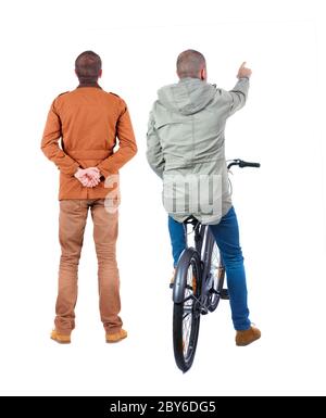 Vista posteriore di due uomo su una bicicletta in giacca invernale. Vista posteriore di raccolta persone. vista posteriore di persona. Isolato su sfondo bianco. Foto Stock