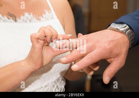 La coppia nuziale scambia gli anelli di nozze l'uno con l'altro Foto Stock