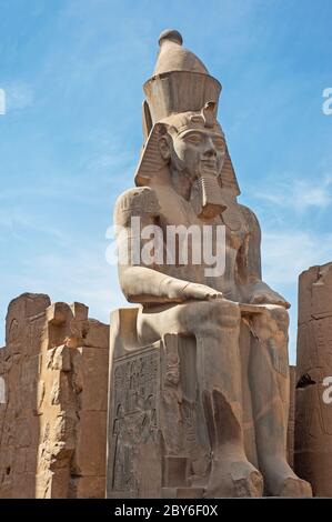 Grande statua e sculture geroglipiche di Ramses II all'antico tempio egiziano Luxor Foto Stock