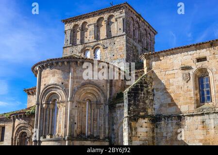 Chiesa collegiata romanica e chiostro di Santa Juliana nella città di Santillana del Mar situato in Cantabria, Spagna - vista da Plaza las Arenas Foto Stock