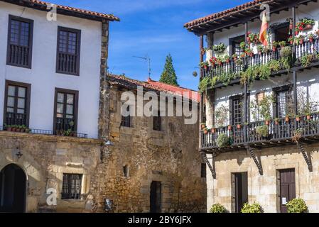 Builldings in Plaza Mayor - piazza principale a Santillana del Mar centro storico situato nella comunità autonoma della Cantabria nel nord della Spagna Foto Stock