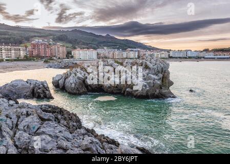 Rocce sulla riva del porto marittimo di Castro Urdiales in Cantabria regione della Spagna Foto Stock