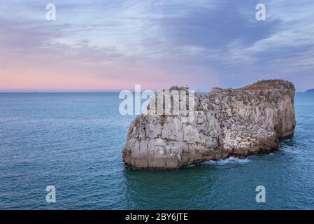 Rocce sulla riva del porto marittimo di Castro Urdiales in Cantabria regione della Spagna Foto Stock