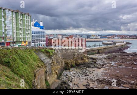 Vista dal capo delle colline di Santa Catalina nell'area di Cimadevilla di Gijon nella comunità autonoma delle Asturie, Spagna Foto Stock